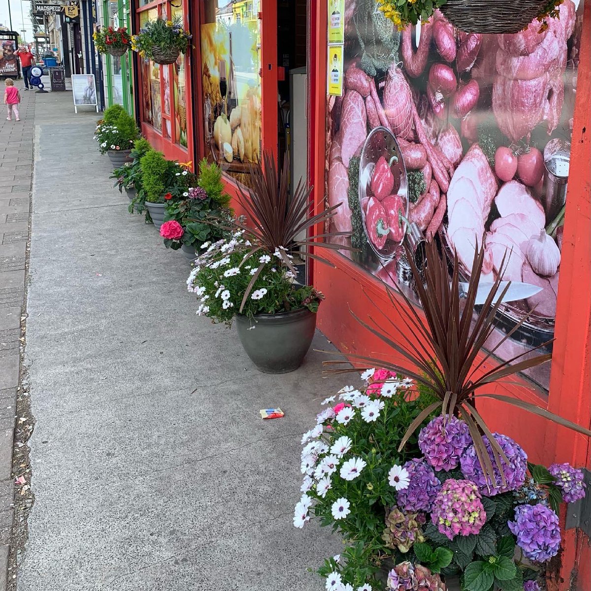 CT9bookshop's tweet photo. The planters at #naszabiedronka on #NorthdownRoad are looking lovely this year! 🌺🌸🌼🌻🌷Well done for brightening up #cliftonville’s bustling high street each year ❤️👏👏 👏

#CliftonvilleInBloom #community #GRASScliftonville #margate #cliftonville #BritainInBloom #RHS https://t.co/CHcv6bd43d
