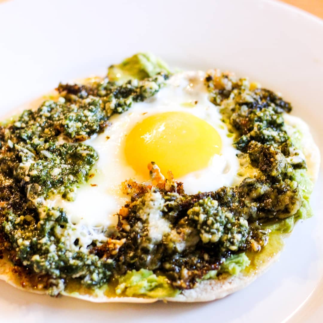 itsladyvera's tweet photo. #breakfastforone basil basil basil. This is my pesto eggs. The recipe came to me in a dream or a day dream or me sneaking in some basil pesto since it tastes so flipping yummy with parmesean on the side. #mommycook #mommySnob #breakfast #vegetarian #DearFutureRestaurant https://t.co/xr5r6oL51z