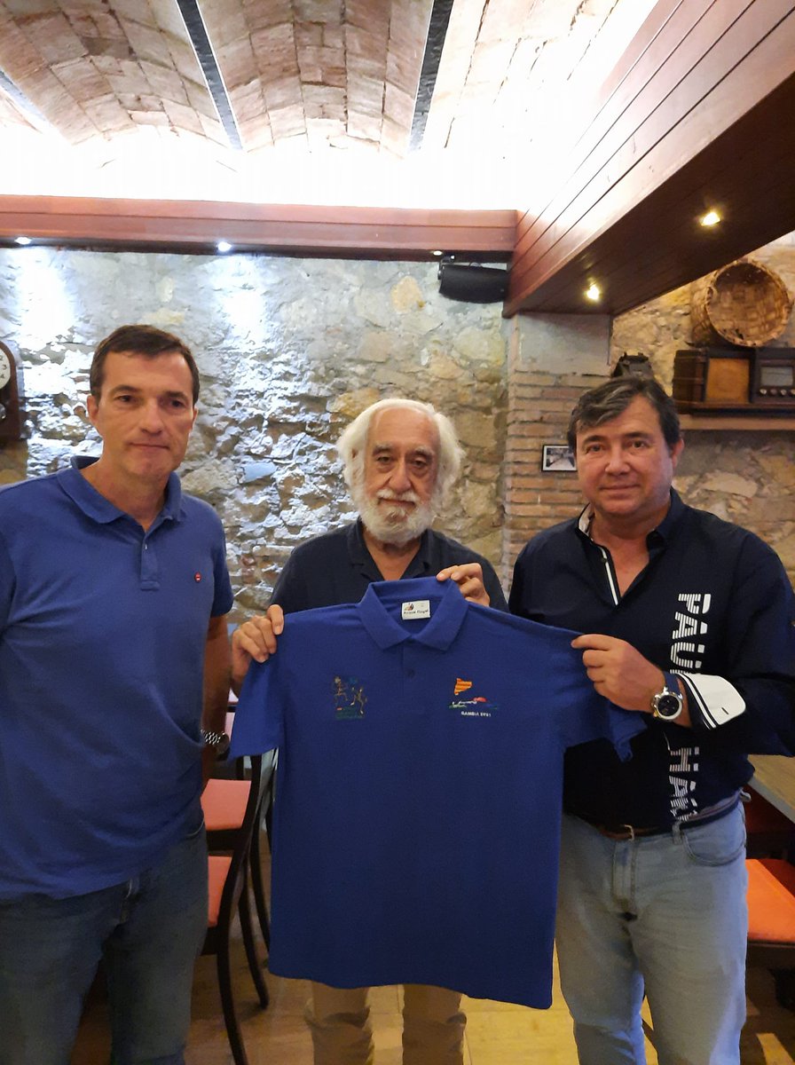 Aquest estiu 3 patrons i #amicsESI viatjaran a #Gambia  per entregar material esportiu #solidari i coneixer les necessitats reals sobre el terreny, de cara a propers projectes solidaris.
A la foto entrega de la samarreta oficial del #viatge. #josocESI #africa #viatgesolidari