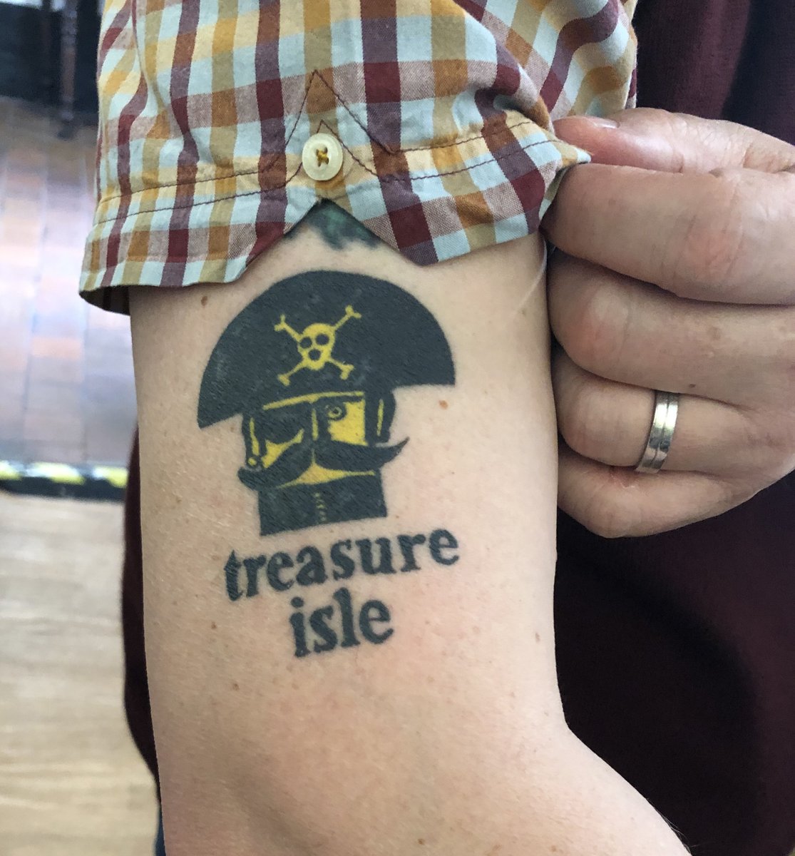 RecordsManor's tweet photo. Two recent visitors to the shop ... now there's dedication for ya!  #skinheadreggae #bosssounds #trojanreggae #treasureisle #dukereid https://t.co/2gMs4mV3RM