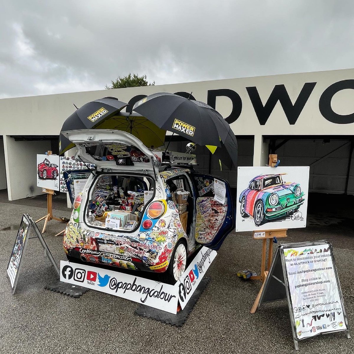 Popbangcolour's tweet photo. Day 2 @GoodwoodMC today with @pcgb creating #ContinuousCar drawings live at the track. π+βπ»
The βfull wetsβ setup has been deployed this morninβ - which means all the brollies. βοΈ
#ContinuousWheels #Porsche https://t.co/kcwNy214O1