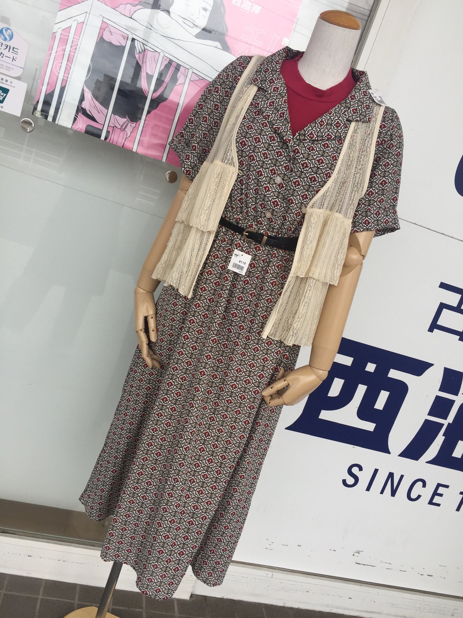 西海岸 行橋店 ロングワンピース 多数入荷しました サラッとした着心地の軽い夏物の ロングワンピース おすすめです 今回は少しレトロ感の柄物をマネキンさんに着てもらいました 1枚でオシャレ度up のアイテムです 古着屋西海岸 ロングワンピース