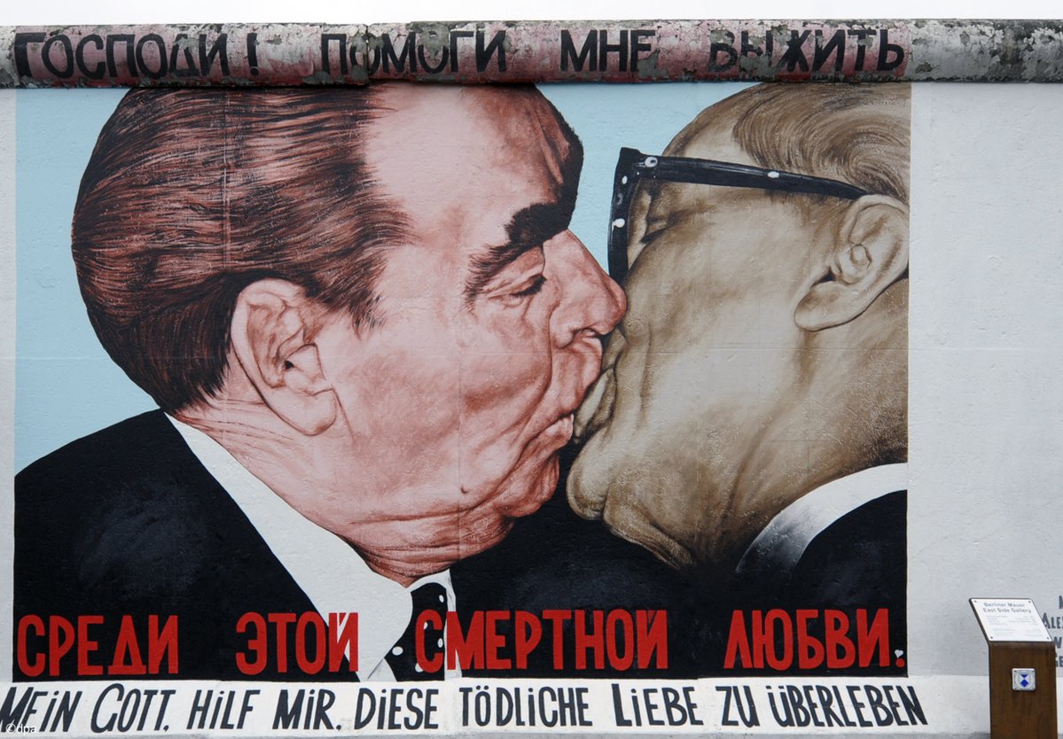 ドイツ大使館 本日は 国際キスの日 でキスといえば ベルリンの壁に描かれている ホーネッカーとブレジネフ の熱いキス 現在残るベルリンの壁の中でも最長のイーストサイドギャラリーには ベルリンの壁崩壊直後 世界21カ国より118名の