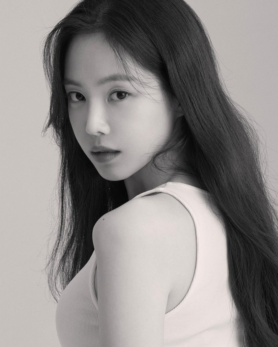claireeeuna's tweet photo. Naeun's new profile photo on YG Stage, her beauty radiates🖤

#Naeun #Apink #YgStage #NewProfilePic #YgStageActress #Photoshoot https://t.co/hQ7Jp4QCNd