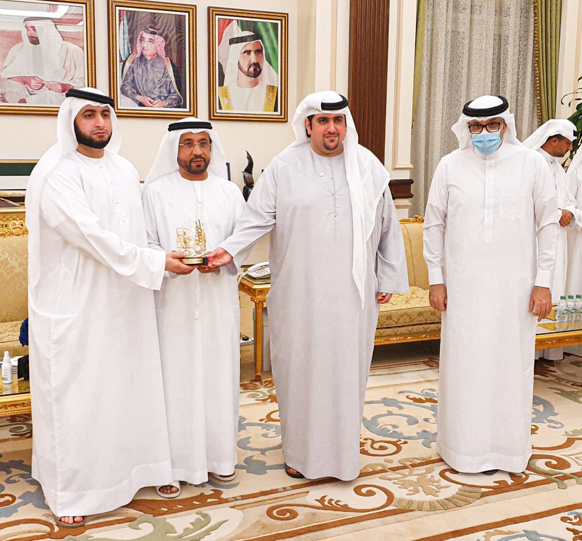 تشرفت بتسليم درع #جائزة_الشارقة_للتميز_التربوي 
للمرحوم الشيخ  #حمدان_بن_راشد آل مكتوم ممثلا في نجليه راشد و سعيد بن حمدان، فئة شخصية العام التربوية..
اللهم اغفر له وبارك في أولاده وأحفاده.