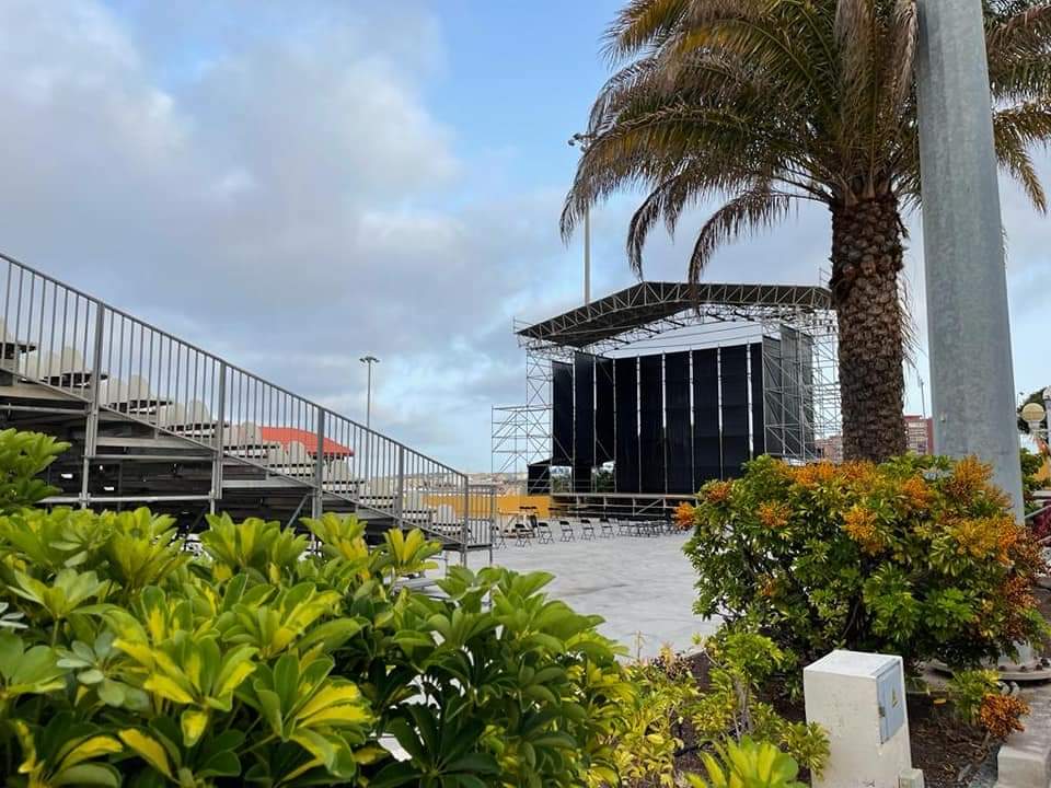 GranCanariaSuen's tweet photo. En #GranCanariaSuena ✨ estamos PREPARANDO toda la PRODUCCIÓN y el MONTAJE 🏗 para que el viernes esté TODO A PUNTO 🎶 cumpliendo con todas las MEDIDAS DE SEGURIDAD

🎫ENTRADAS en https://t.co/KNmHIhHRzT

#GranCanaria #GranDestino #MuchoPorVivir #Canarias #islascanarias #lpgc https://t.co/xcLGQvT3pA