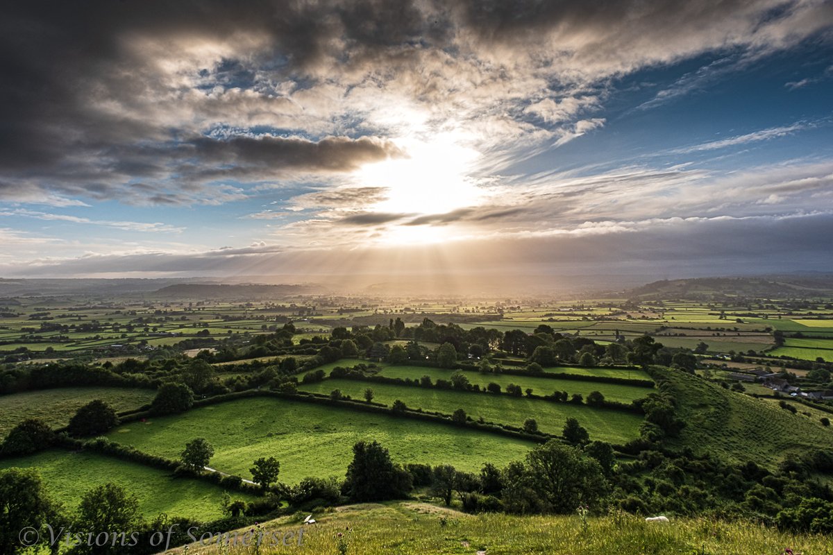 Glastomichelle's tweet photo. Well I didn't expect this when I woke up to rain against the window today. Taken at about an hour after sunrise this morning on Glastonbury Tor. https://t.co/3iELTBlDjo