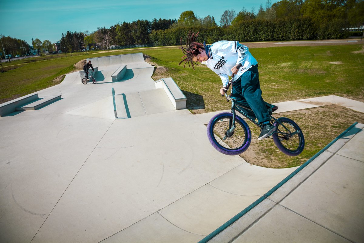 Wist je dat je bij sportpark In de Bandert (Sportpark 8, Echt) ook kunt #skaten 🛹? Met een skatebord, BMX, step of skeelers kan iedereen zijn of haar kunsten laten zien op de verschillende schansen en grindrails in het #skatepark in #hetsmalstestukjenederland