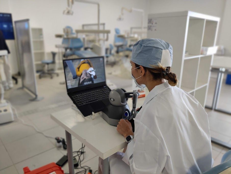 uni_simulation's tweet photo. The first time a #dentist has been able to practice a treatment on a #patient from anywhere using the new Model L from #UNISIM 🤜🏽  https://t.co/IdzHVaY6p0 

#Startup #StartupUK #Dental #Education #Doctor #EdTech #Haptic #VR https://t.co/iwguxzJ2bU