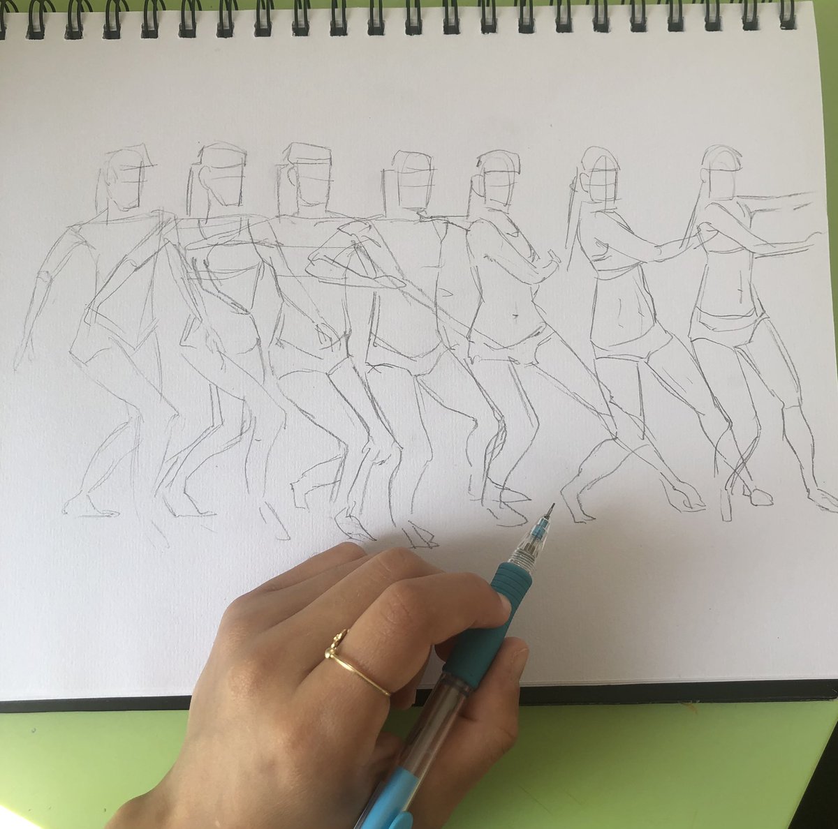 artist6094's tweet image. bodiesinmotion.photo
Je viens de découvrir ce site qui permet d’accéder à plein de ref et notamment à ce type d’exercice !
Y’as pas mal de contenu gratuit et des références en 3D !
J’ai faite cet exo à 1mins d’intervalle entre chaque pose (lien 👇)
bodiesinmotion.photo/motions/7
