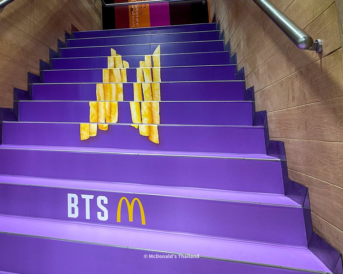McThai's tweet photo. 💜🇹🇭 #แมคโดนัลด์ ไทยแลนด์! พร้อมเปิด 3 สาขา ตกแต่งธีม #BTSMeal ให้ถ่ายรูปแล้ววันนี้ บอกเลยว่าไม่ได้มีแค่มุมเดียว แต่สาขาอะไรบ้าง ใบ้ให้ว่าขึ้นต้นด้วย A, G และ S อาร์มี่ตัวจริง เท่านั้นที่รู้🤫

📍ใครรู้พิกัดแล้ว ถ่ายรูปพร้อมบอกสาขา ติด #BTSMeal #แมคโดนัลด์ มาโชว์กัน! https://t.co/Pp37uWGC3H