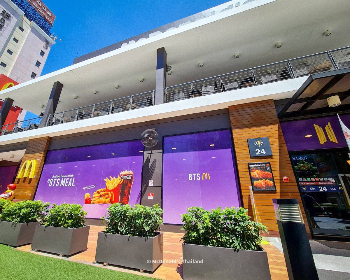 McThai's tweet photo. 💜🇹🇭 #แมคโดนัลด์ ไทยแลนด์! พร้อมเปิด 3 สาขา ตกแต่งธีม #BTSMeal ให้ถ่ายรูปแล้ววันนี้ บอกเลยว่าไม่ได้มีแค่มุมเดียว แต่สาขาอะไรบ้าง ใบ้ให้ว่าขึ้นต้นด้วย A, G และ S อาร์มี่ตัวจริง เท่านั้นที่รู้🤫

📍ใครรู้พิกัดแล้ว ถ่ายรูปพร้อมบอกสาขา ติด #BTSMeal #แมคโดนัลด์ มาโชว์กัน! https://t.co/Pp37uWGC3H
