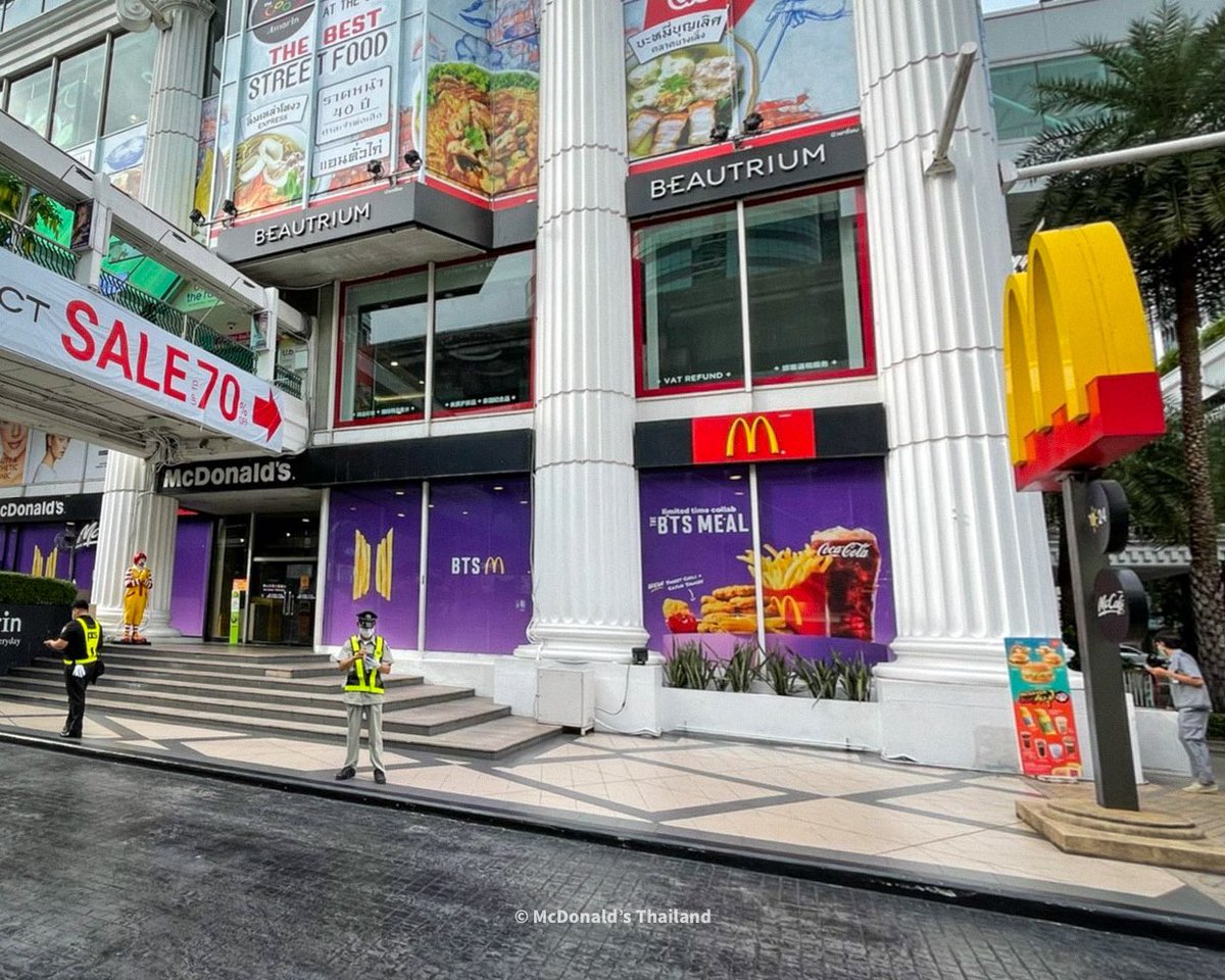 McThai's tweet photo. 💜🇹🇭 #แมคโดนัลด์ ไทยแลนด์! พร้อมเปิด 3 สาขา ตกแต่งธีม #BTSMeal ให้ถ่ายรูปแล้ววันนี้ บอกเลยว่าไม่ได้มีแค่มุมเดียว แต่สาขาอะไรบ้าง ใบ้ให้ว่าขึ้นต้นด้วย A, G และ S อาร์มี่ตัวจริง เท่านั้นที่รู้🤫

📍ใครรู้พิกัดแล้ว ถ่ายรูปพร้อมบอกสาขา ติด #BTSMeal #แมคโดนัลด์ มาโชว์กัน! https://t.co/Pp37uWGC3H