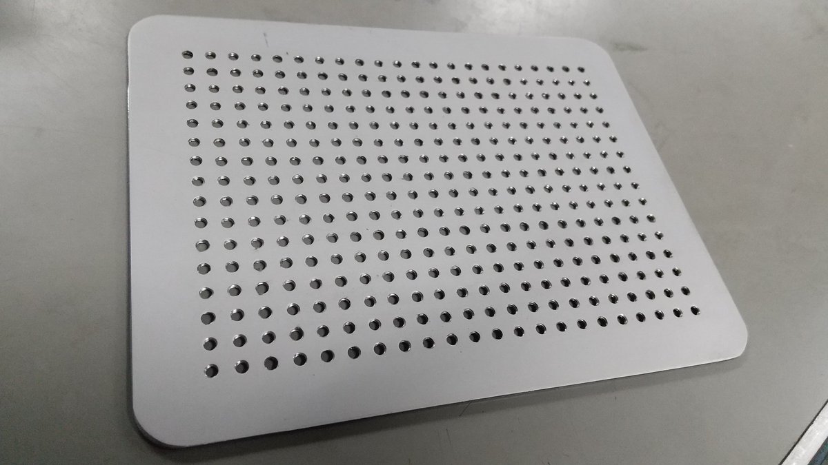 tepasuten's tweet image. 352個穴開けてネジ入れて高さ調整するとインベーダーが浮かぶという物 
社長に見つかるとネジの無駄遣いするな！！と絶対怒られます(^o^;)