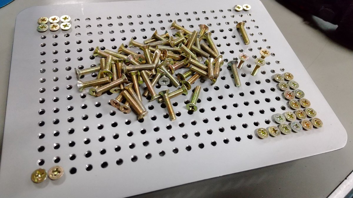 tepasuten's tweet image. 352個穴開けてネジ入れて高さ調整するとインベーダーが浮かぶという物 
社長に見つかるとネジの無駄遣いするな！！と絶対怒られます(^o^;)