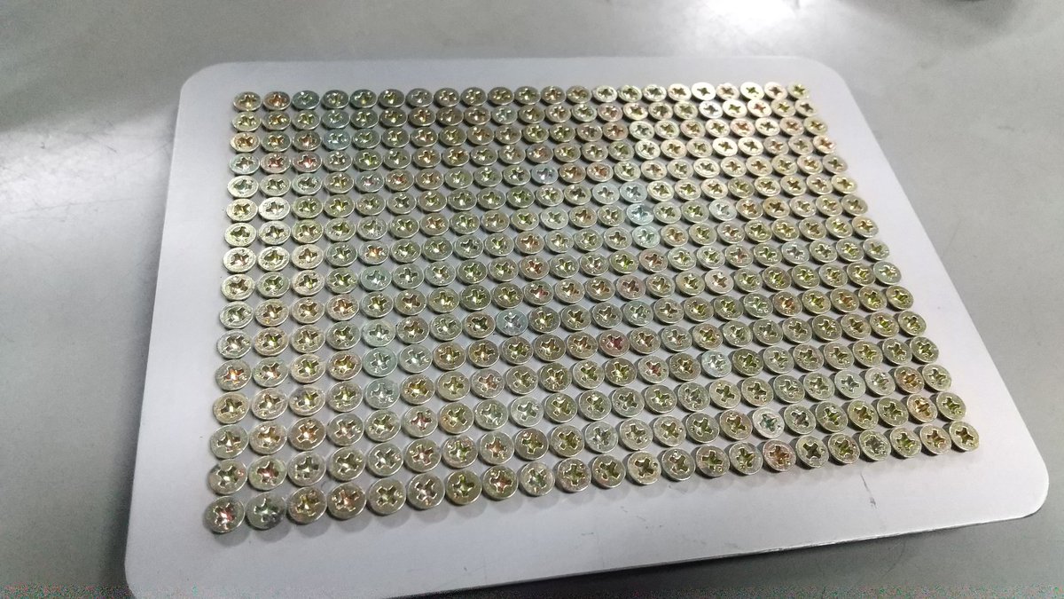 tepasuten's tweet image. 352個穴開けてネジ入れて高さ調整するとインベーダーが浮かぶという物 
社長に見つかるとネジの無駄遣いするな！！と絶対怒られます(^o^;)