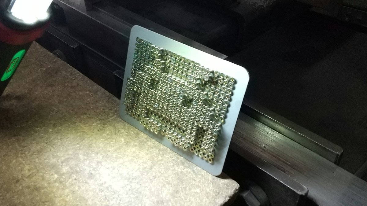 tepasuten's tweet image. 352個穴開けてネジ入れて高さ調整するとインベーダーが浮かぶという物 
社長に見つかるとネジの無駄遣いするな！！と絶対怒られます(^o^;)