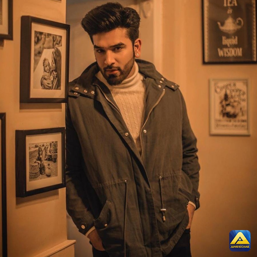 awesomeitv's tweet photo. Dominating the entourage! @parasvchhabrra looks deadly in this picture which gives us major vintage feels 

#ParasChhabra #ParasArmy #vintage #tellyactor #splendidpr #awesometv #realawesometv #asliawesometv #simplyawesome #newyork #mumbai #entertain #inspire #inform https://t.co/kAyzZ30DD5