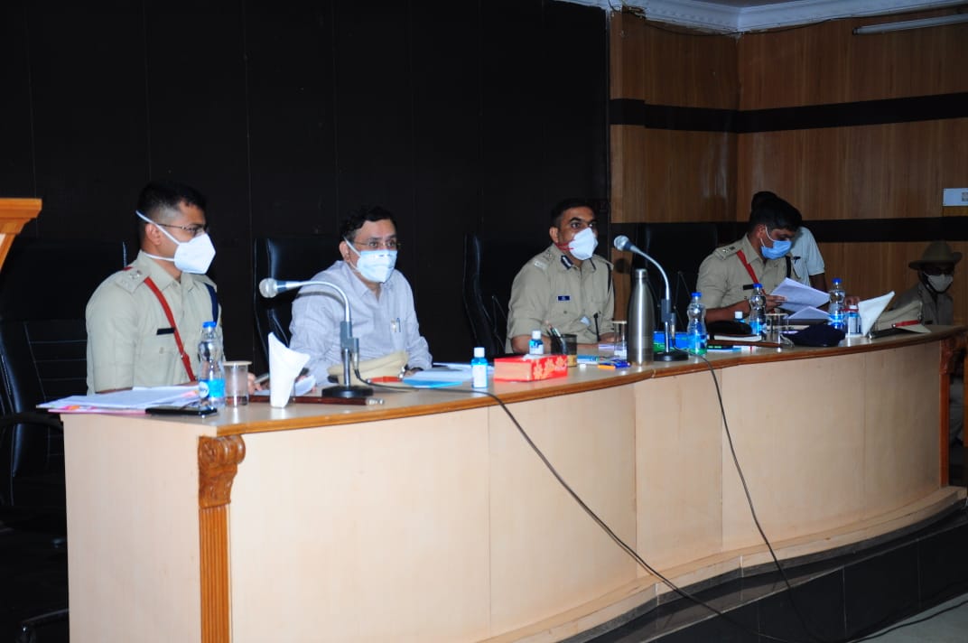 Bidar_Police's tweet photo. ಇಂದು ಶ್ರೀ ಆರ್ ಹಿತೇಂದ್ರ ಐಪಿಎಸ್, ಹೆಚ್ಚುವರಿ ಪೊಲೀಸ್ ಮಹಾನಿರ್ದೇಶಕರು(ಅಪರಾಧ ಮತ್ತು ತಾಂತ್ರಿಕ ಸೇವೆಗಳು) ಇವರು ಬೀದರ್ ಜಿಲ್ಲಾ ಪೊಲೀಸ್ ಕಚೇರಿಯಲ್ಲಿ ಅಪರಾಧ ವಿಮರ್ಶನಾ ಸಭೆ ನಡೆಸಿ ಹಿರಿಯ ಅಧಿಕಾರಿಗಳಿಗೆ ಸಲಹೆ ಸೂಚನೆಗಳನ್ನು ನೀಡಿದರು https://t.co/mUtCIYXZCL