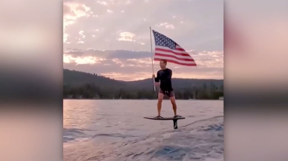 مقطع فيديو لمارك زوكربيرغ "يُحلق" على المياه بالعلم الأمريكي يثير سخرية واسعة
