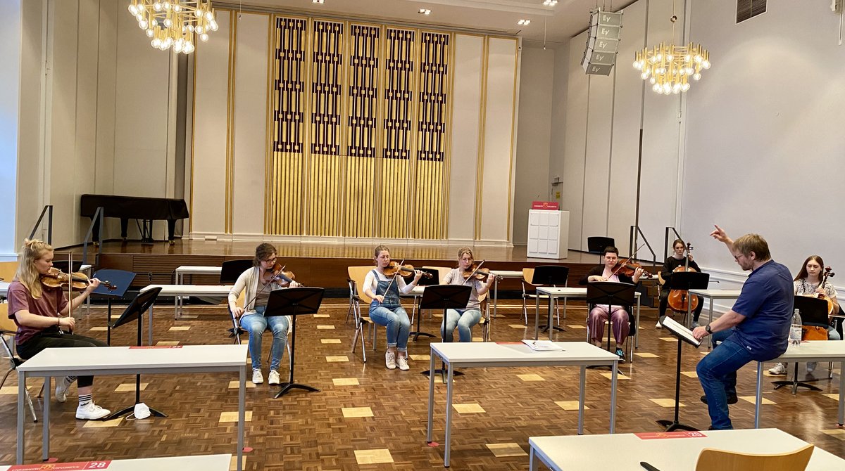 UniOsnabrueck's tweet photo. >>„VIVA!“ Nach pandemiebedingter Pause kann das #Sinfonieorchester der #UniOsnabrück wieder live vor Publikum musizieren: Montag, 12. Juli um 20 Uhr im Schloss-Innenhof in @StadtOsnabrueck. Eintritt frei. Anmeldung: https://t.co/PUenxkpsSd
Infos: https://t.co/nBw0c5o6lJ
#UOSevent https://t.co/n0jag9Mk8u