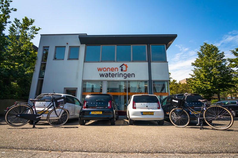 Dagelijks leggen onze collega’s veel kilometers af voor bezoek op verschillende locaties in Westland. Daarom krijgen duurzame opties bij ons voorrang wanneer de bedrijfsvoertuigen aan vervanging toe zijn. Zo hebben we recent vier elektrische auto's en twee fietsen aangeschaft.