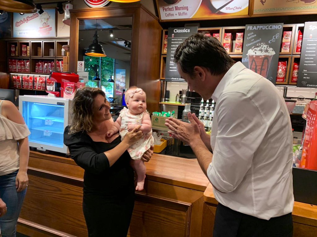 erionveliaj's tweet photo. Sa frymezim te rinjte shqiptare ne Budapest - te organziuar, te afte, mengeperveshur ne pune, pa komplekse e plot energji pozitive! ❤️

Dhe shume falemnderit Ola dhe Desjani te Mon Cheri Budapest, rrjetit shqiptar ala-Starbucks qe po shtrihet dhe jashte vendit, per mikpritjen! 🙏🏻 https://t.co/k0rRpDGCPH