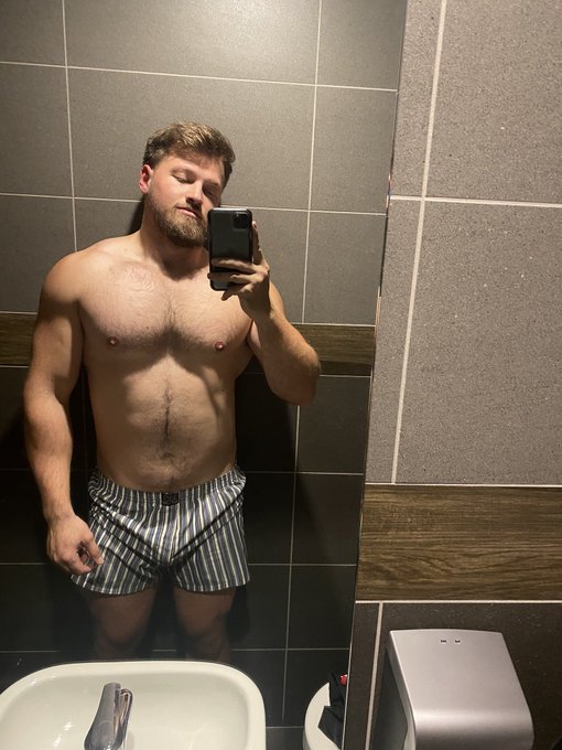 If this is what 102kg looks and feels like&hellip; damn, my goal of 130kg will be insane 😅😈 feels so good being