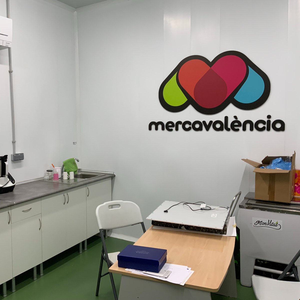 TCiudadana_UPV's tweet photo. 🙂Conocimos el #obrador de @Mercavalencia1 donde los #agricultores pueden transformar sus productos🧑‍🌾. Un espacio que puede ser aprovechado para disminuir el #DesperdicioAlimentario y que los agricultores exploren alternativas a sus cosechas🍊
 @valsipam @UPV @1Volunt1Arbol https://t.co/i6gBlJ6HAx