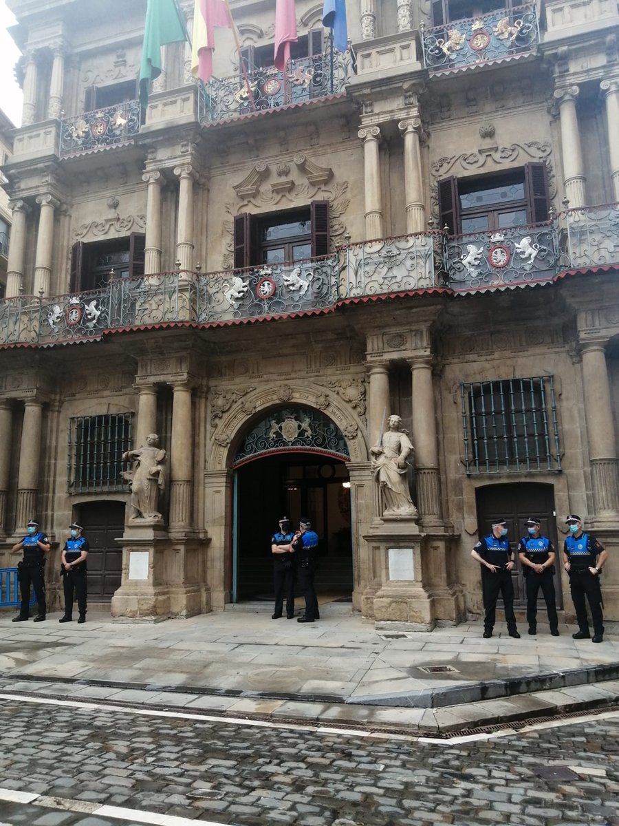 PoliciaPamplona's tweet photo. Evita las aglomeraciones y si te ves envuelto o envuelta en alguna, sin problemas, ponte la mascarilla que llevas, en especial en días como hoy, que siempre han dado pie a abrazarte con la persona que tienes a tu lado, aunque sea desconocida
Si nos necesitas estamos cerca 092 https://t.co/GWhmPYQIrk
