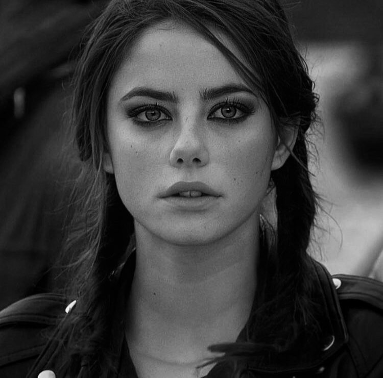 ⠀ 

⠀ ⠀    𝖣𝖠𝖱𝖫𝖤𝖭𝖤 𝖣𝖨𝖷𝖮𝖭 𝖯𝖤𝖫𝖤𝖳𝖨𝖤𝖱

          18 años.

          Alexandria.

          Hija de Daryl Dixon y Carol Peletier. Se muestra siempre seria. Es independiente, rebelde y luchadora. Le encanta salir a rastrear con su padre. Es lista y observadora.