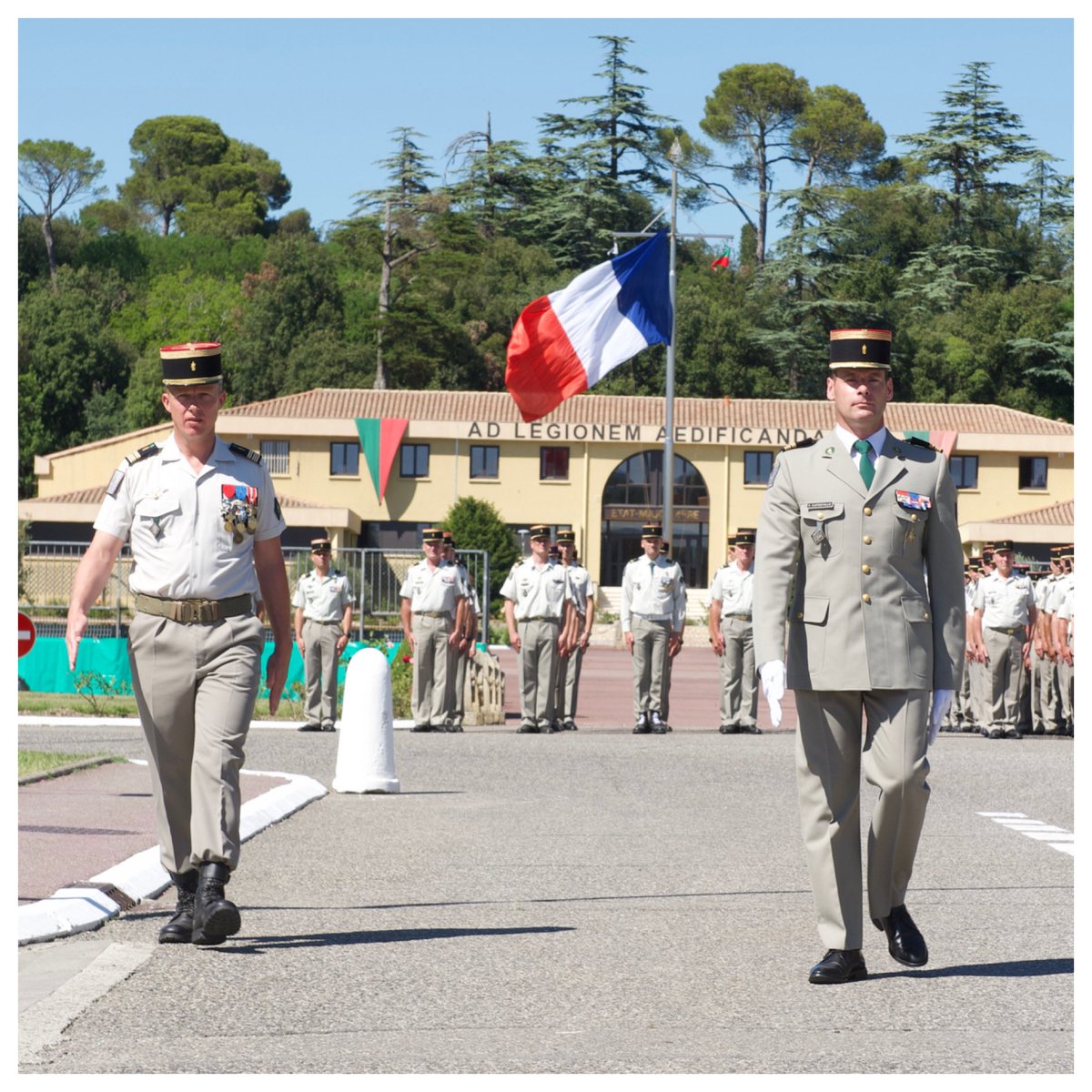 4REOfficiel's tweet image. Lundi 5 juillet 2021.
#PASSCOM du @4REOfficiel 
Après deux ans à la tête du 4e RE, le colonel Thibault Capdeville a transmis le commandement du régiment au colonel Michaël Hamann.
La cérémonie fut présidée par le général Alain Lardet, commandant la @LegionEtrangere.