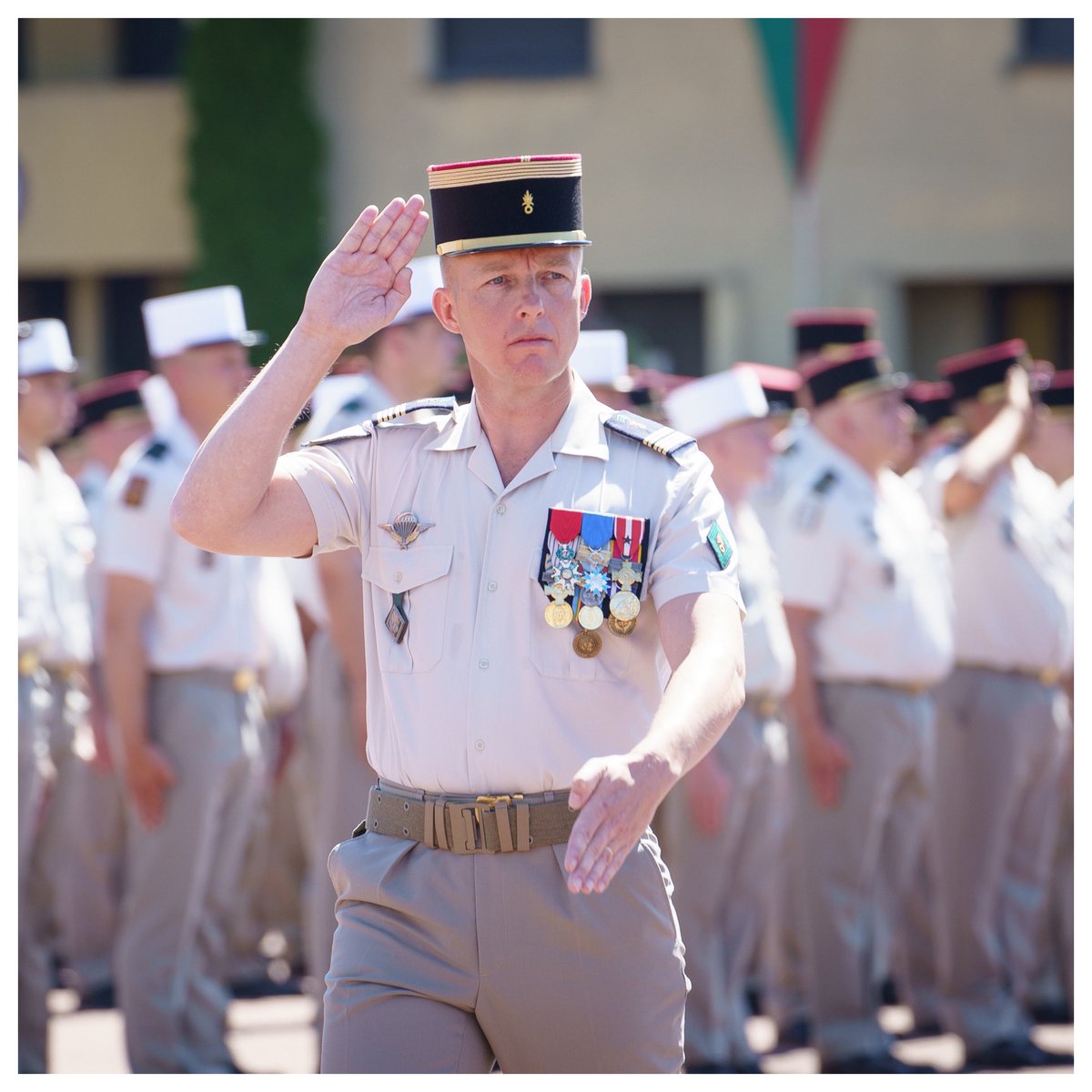 4REOfficiel's tweet image. Lundi 5 juillet 2021.
#PASSCOM du @4REOfficiel 
Après deux ans à la tête du 4e RE, le colonel Thibault Capdeville a transmis le commandement du régiment au colonel Michaël Hamann.
La cérémonie fut présidée par le général Alain Lardet, commandant la @LegionEtrangere.