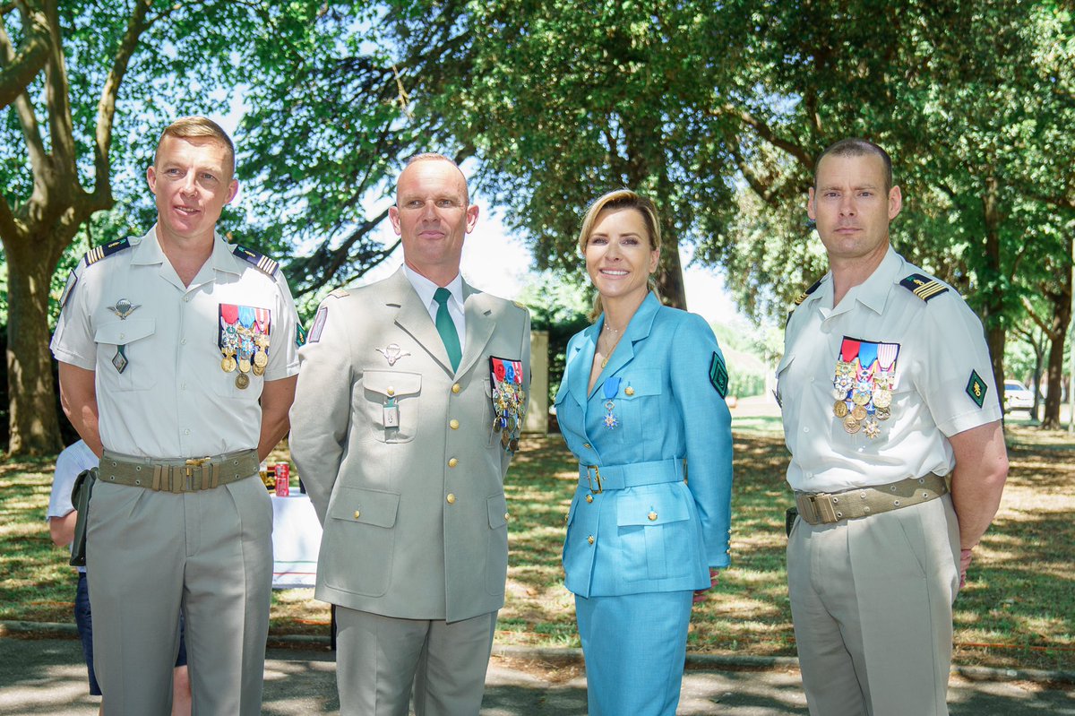 4REOfficiel's tweet image. Lundi 5 juillet 2021.
#PASSCOM du @4REOfficiel 
Après deux ans à la tête du 4e RE, le colonel Thibault Capdeville a transmis le commandement du régiment au colonel Michaël Hamann.
La cérémonie fut présidée par le général Alain Lardet, commandant la @LegionEtrangere.