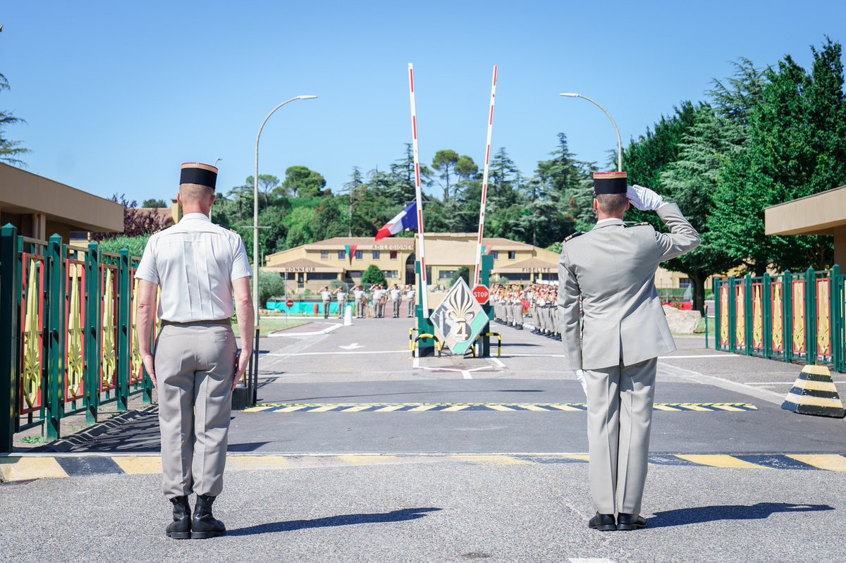 4REOfficiel's tweet image. Lundi 5 juillet 2021.
#PASSCOM du @4REOfficiel 
Après deux ans à la tête du 4e RE, le colonel Thibault Capdeville a transmis le commandement du régiment au colonel Michaël Hamann.
La cérémonie fut présidée par le général Alain Lardet, commandant la @LegionEtrangere.