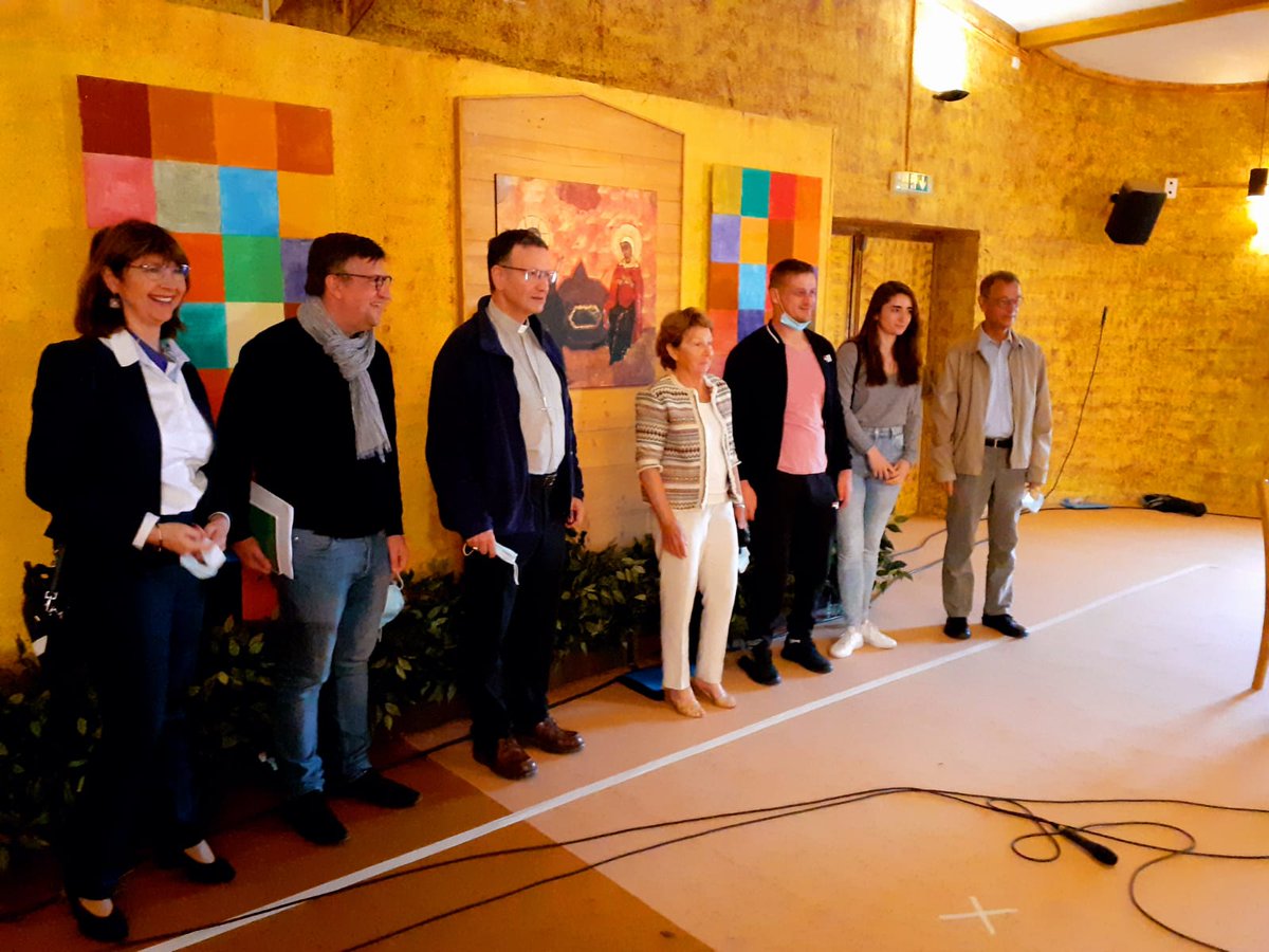taize's tweet photo. Cette initiative a été coorganisée par le "Mouvement chrétien des retraités" et "Vie montante international". Mgr Benoît Rivière, évêque @Catholique71, participe à la table-ronde animée par @XtopheHenning de @LaCroix https://t.co/1pY4lrBIjd