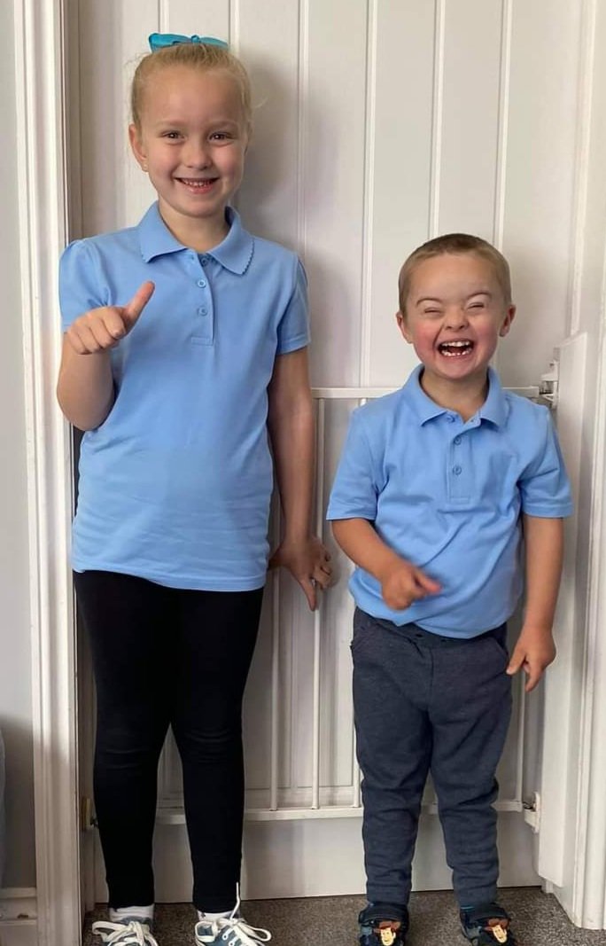 natalie_grote's tweet photo. All dressed and ready in their house colours for sports week at school🏃‍♀️🏃‍♂️🤩 https://t.co/VXn9Uukbcn