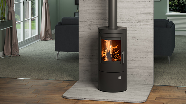 The Justus Mino Top 5kW woodburning stove has an integrated log store and airwash technology. The air circulation through the ergonomically shaped handle ensures the temperature on the surface is largely reduced and cool to touch.
#multifuelstove #woodburningstove #interiordesign