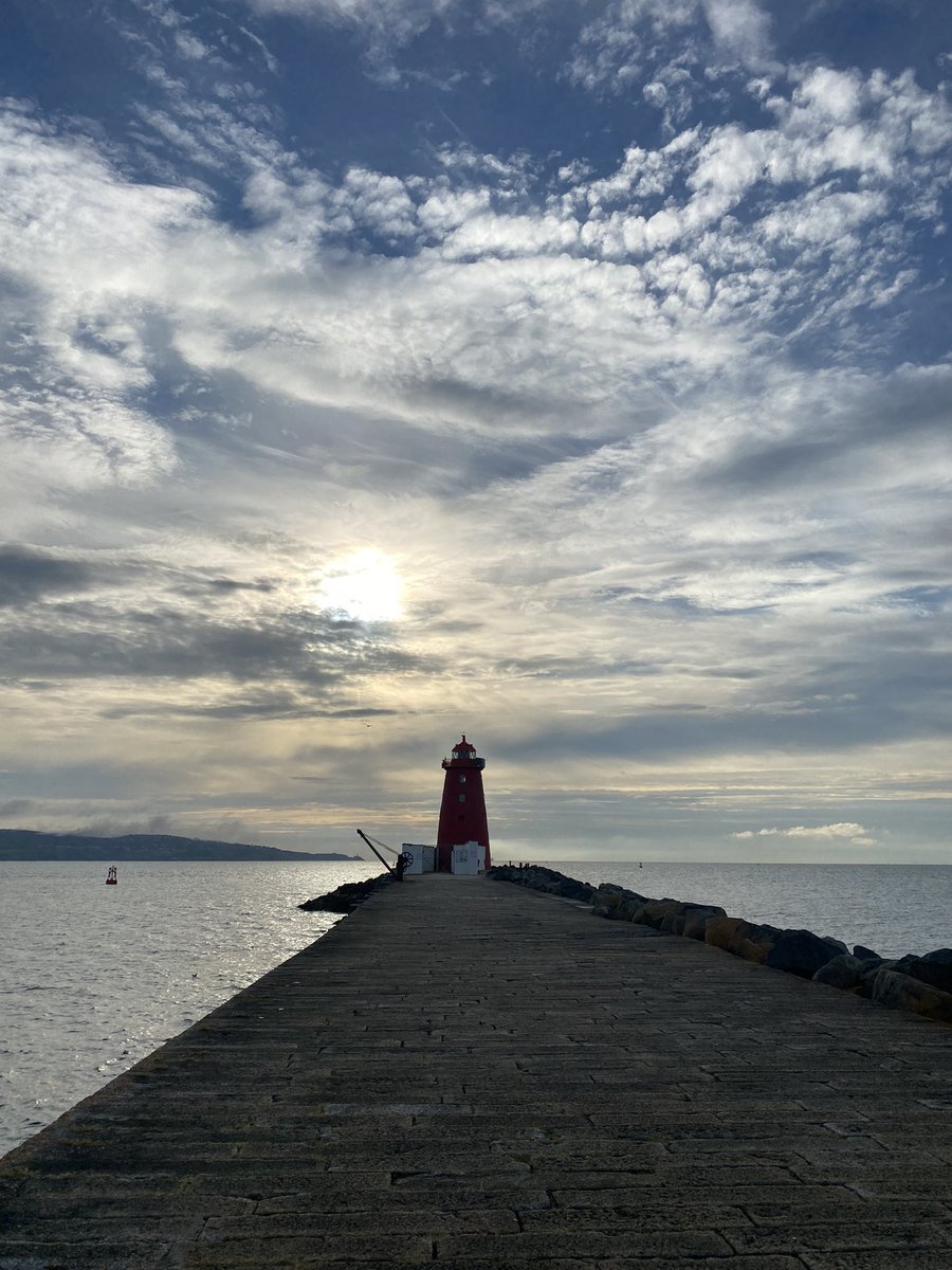 Gorgeous early morning walk to #Poolbeg Lighthouse 🚢⚓️