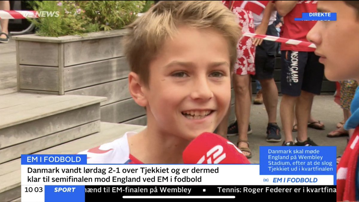 Mød Oliver Petterson. Verdens måske  sødeste dreng - der lige har været på <a href="/tv2newsdk/">TV 2 NEWS</a>. Han havde gennem vinduet set Hjulmand spise morgenmad, og så han fik <a href="/delayneydk/">Thomas Delaney</a> ‘s støvler. Jeg elsker det… #danmark #emdk #DEN #ForDanmark #EURO2020
