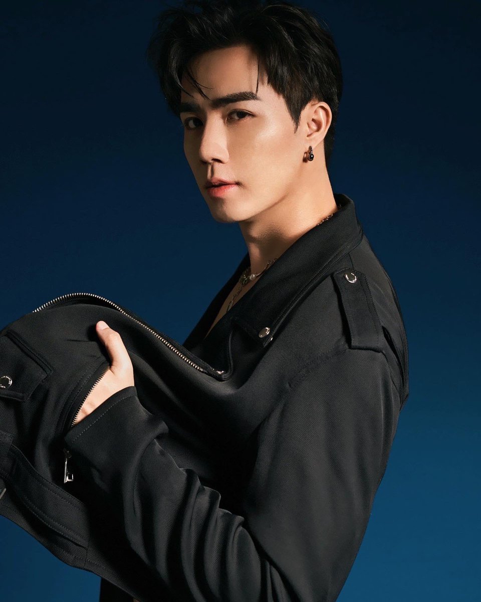 zee_pruk's tweet photo. 💙🖤 @The_Kooples #TheKooplesTH https://t.co/0kXhfeeU1S