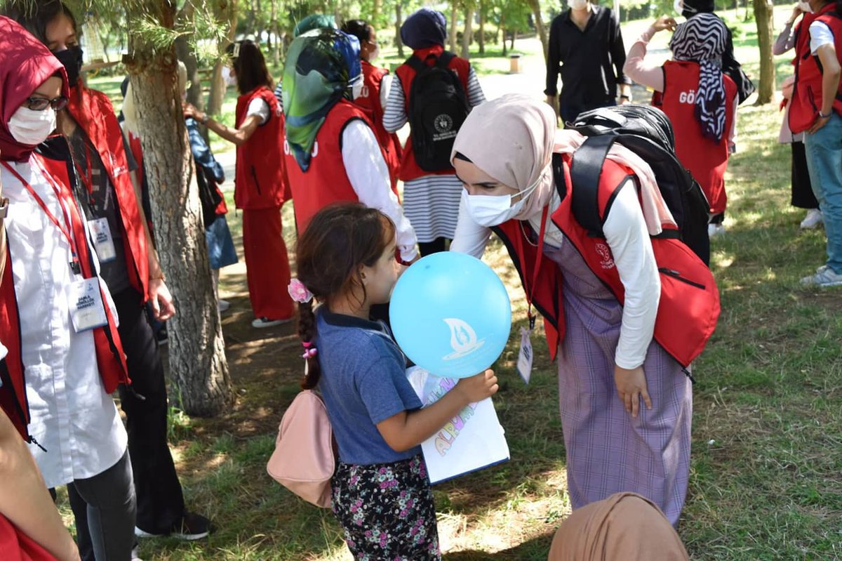 DamlaVolunteers's tweet photo. Damla Gönüllülük Hareketi 102. Dönem Trabzon "Karadeniz'in İncisi, Sümela Evi" | 4. Gün Güncesi 📝

Gönüllülerimiz, Trabzon'da ki 4. günlerinde  parktaki çocuklarla oyunlar oynayıp kuş yemliği yaptılar.

#DamlaGönüllülükHareketi
#DamlaTrabzon https://t.co/kZXT1tQP4A