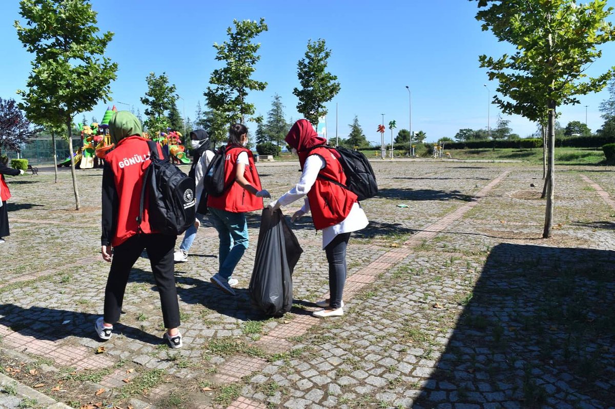 DamlaVolunteers's tweet photo. Damla Gönüllülük Hareketi 102. Dönem Trabzon "Karadeniz'in İncisi, Sümela Evi" | 4. Gün Güncesi 📝

Gönüllülerimiz, Trabzon'da ki 4. günlerinde  parktaki çocuklarla oyunlar oynayıp kuş yemliği yaptılar.

#DamlaGönüllülükHareketi
#DamlaTrabzon https://t.co/kZXT1tQP4A