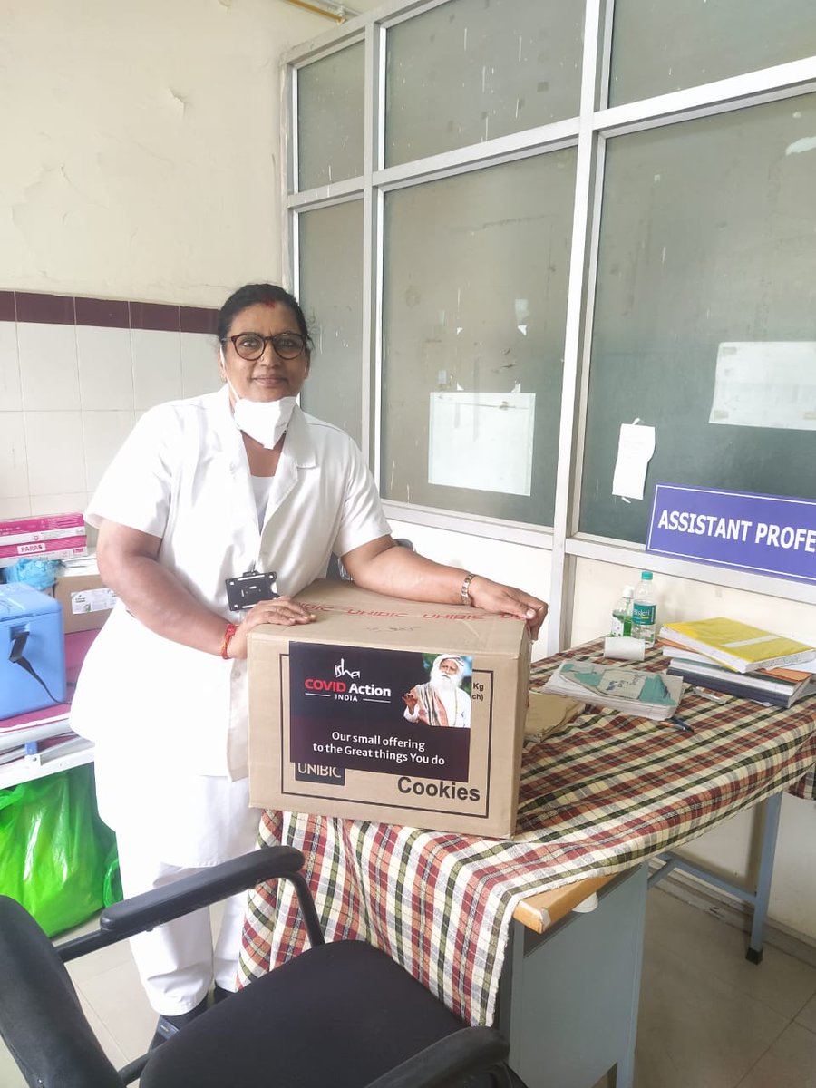 SadhguruImpact's tweet photo. Isha volunteers, committed to championing the vulnerable, have distributed over 6 lakh food packets to healthcare workers, rural communities and frontline workers across 21 cities and 10 districts in the state over the last two months.

#IshaCovidAction #BeatTheVirus https://t.co/lhWZDPyFL5