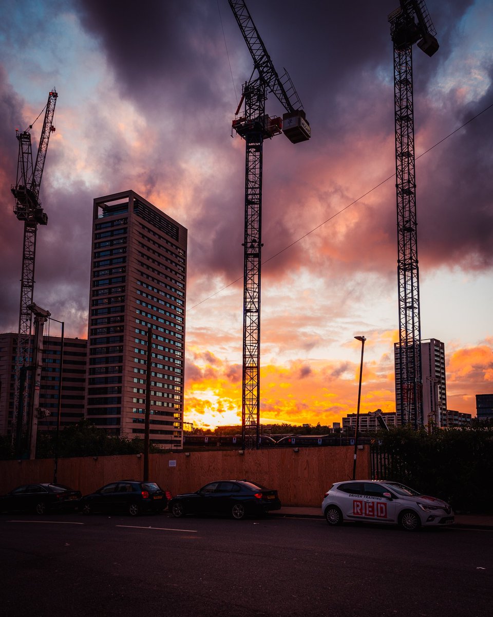 Looking up at the skies and feeling a whole mood #kingscross #london #sunsetphotography #sunset #architecturephotography #moody