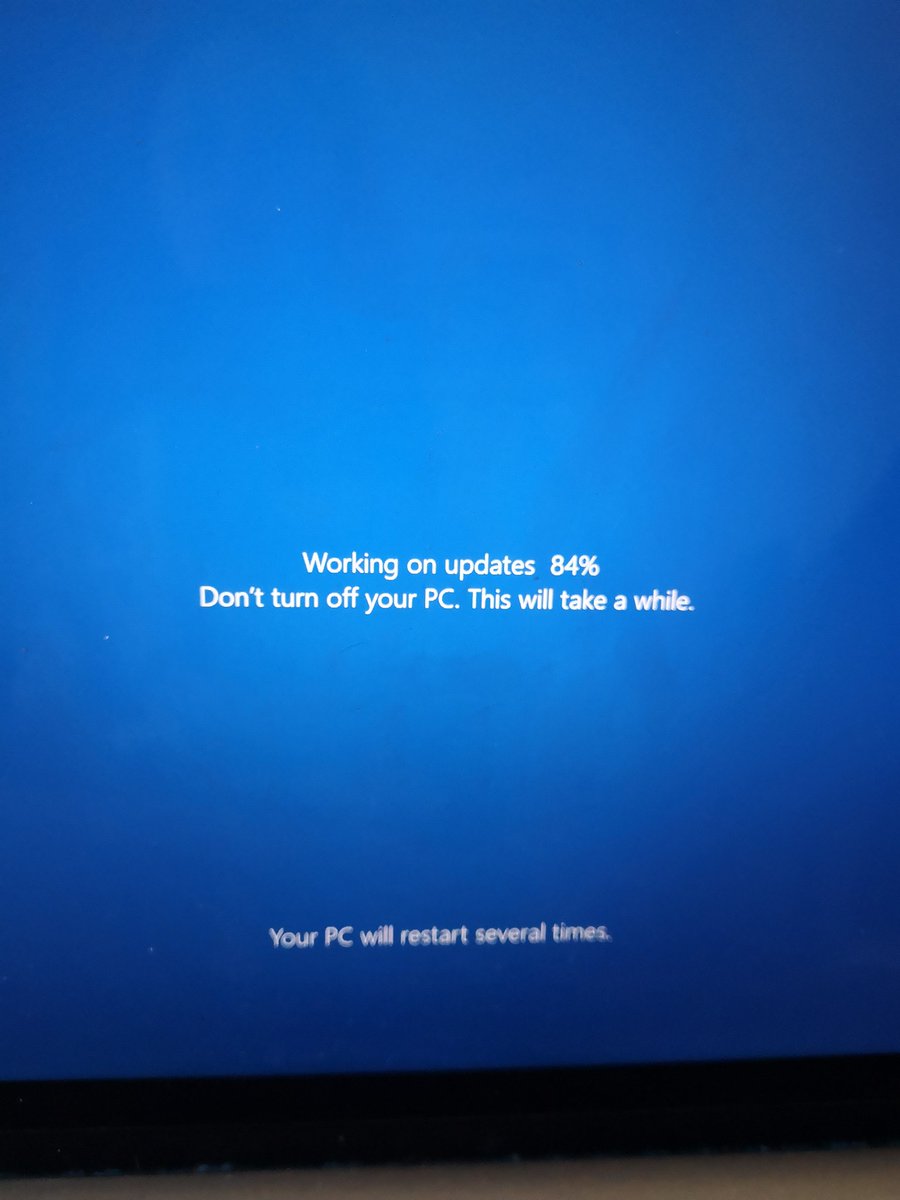 FrankieC85's tweet photo. Not how you want your working day to begin... #forcedrestart #laptopupdate #facepalm https://t.co/7JH5tZstAY