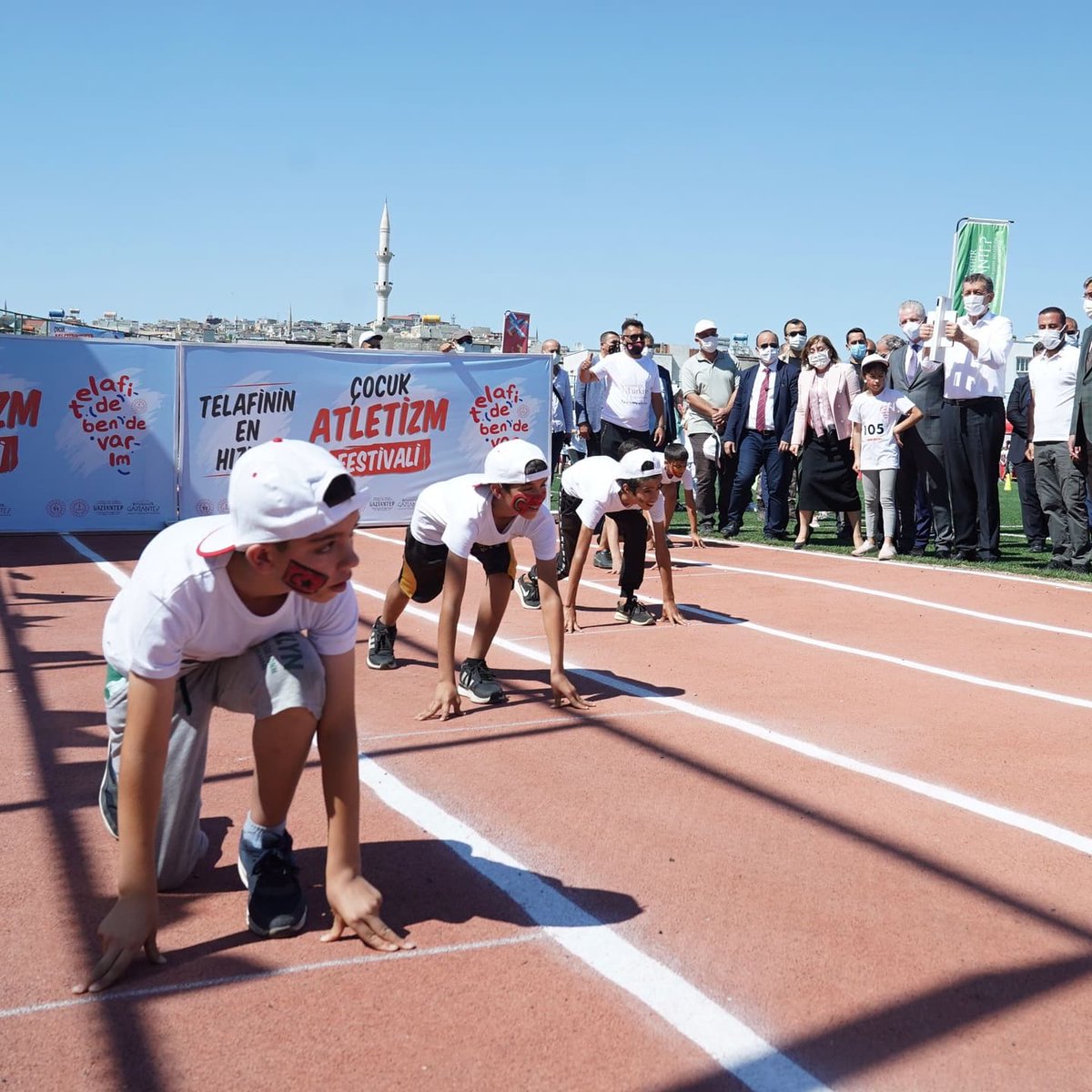 Telafi döneminin ilk günü Gaziantep’teydik. Bilim, spor, yarışmalar, tiyatro gösterileri...  “Hızlandırılmış bir çocukluk deneyimleri” programı gibiydi :) 

Haydi siz de, telafidebendevarim.meb.gov.tr’yi ziyaret edip haritadan etkinliklere katılmak istediğiniz yeri seçin. Mutlulukla…