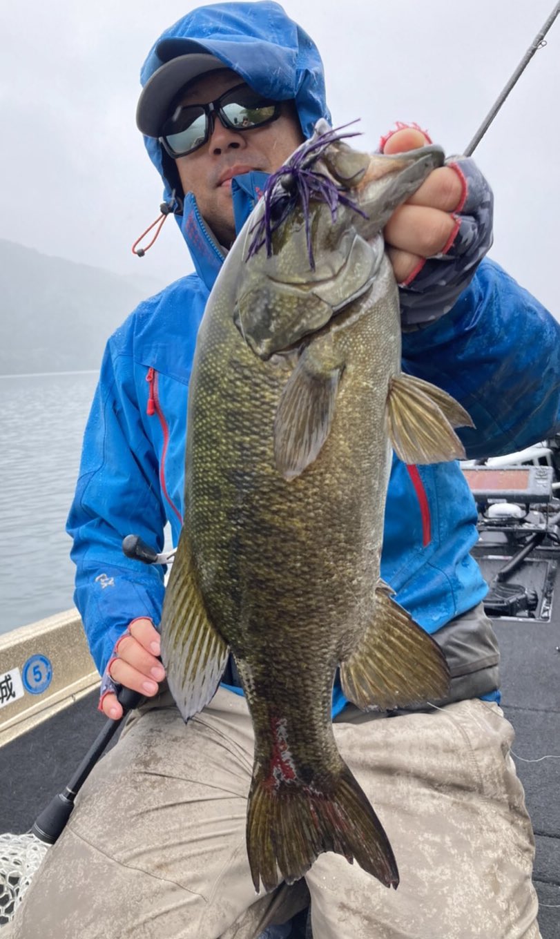 バス釣り好きな桧原湖早稲沢浜キャンプ場スタッフ加藤 Jb 桧原湖パートナーのクボコ さんとプリプラ フットボールジグ が好調の桧原湖なので エッグボールジグで釣りまくりましたよ 良いスポットに入ればナイスサイズが連発するからめちゃくちゃ