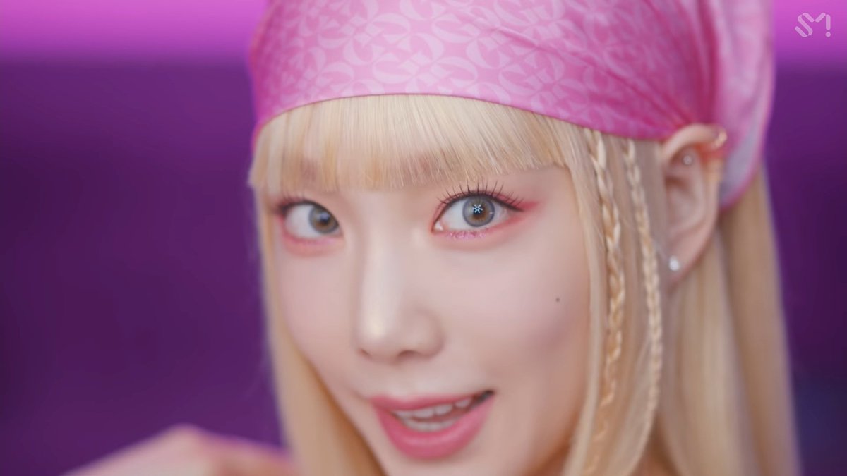 SoshiOneLA's tweet photo. Como sempre a Taeyeon servindo visuais atrás de visuais, essa mulher é maravilhosa demais
#WEEKENDwithTAEYEON
#이번주는_태연_위켄드 https://t.co/JCNeU8vEbA