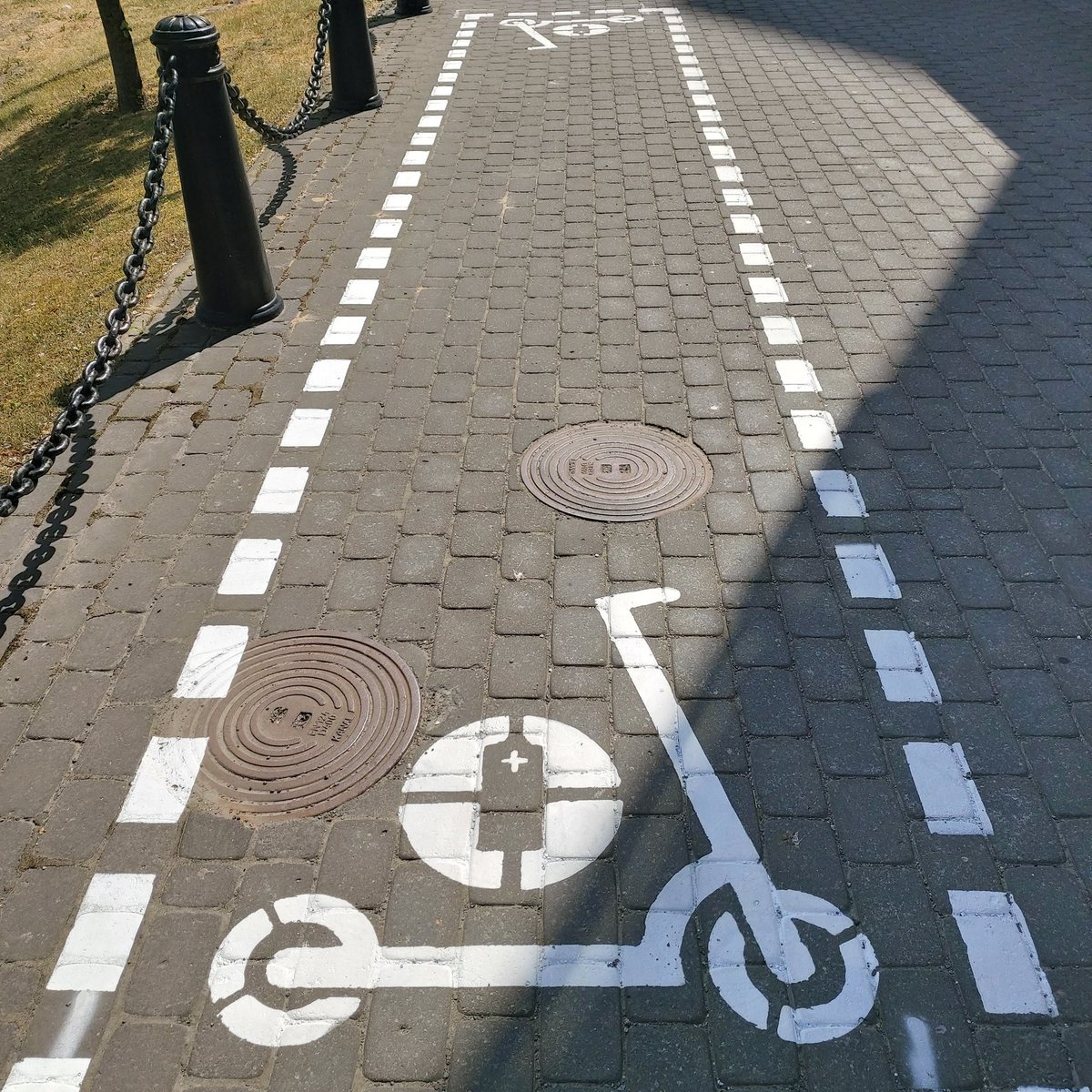 TheKardinal's tweet photo. Attempting to assign a parking area in the crowd world of #escooters #smartdigitalcities https://t.co/TkmJEVnMmO